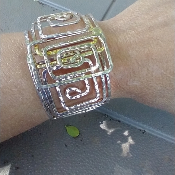 Women's geometric square hinged bracelet. - Picture 3 of 4